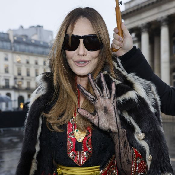 Bannie de la plateforme, Giulia peut compter sur le soutien de sa mère qui a pris la parole à ce sujet dans une interview accordée à l’influenceuse Carla Ghebal.

Carla Bruni arrive au défilé Valentino lors de la Fashion Week Haute Couture Automne/Hiver 2025 - 2026 le 29 janvier 2025 à Paris, France. Photo by Marco Piovanotto/ABACAPRESS.COM