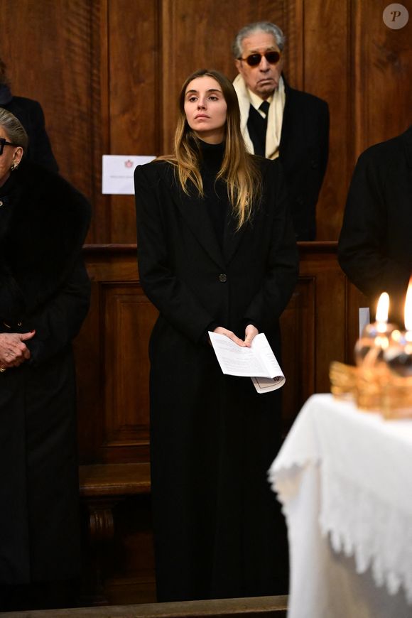 Depuis le décès de son grand-père Victor-Emmanuel en février 2024, elle est pourtant officiellement la première dans l'ordre de succession à la tête du trône d'Italie. 

Vittoria di Savoia (Vittoria de Savoie, princesse de Carignan et marquise d'Ivrée) lors de la messe votive du Prince Vittorio Emanuele à la Basilique de Superga le 1er février 2025 à Turin, Italie.  

©Max Montingelli/SGP/Bestimage