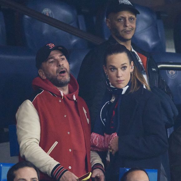 Michaël Youn et Constance Gay - Célébrités assistent au 1/8e de finale aller de la Ligue des champions 2024-25 entre le PSG contre Liverpool (0-1) au Parc des Princes à Paris le 5 mars 2025. © Cyril Moreau/Bestimage
