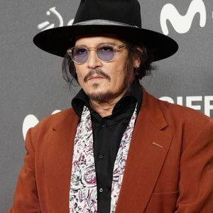 Johnny Depp, marqué par des années de turbulences médiatiques et judiciaires, notamment son procès pour diffamation contre Amber Heard, semble aujourd’hui vouloir se recentrer sur l’essentiel.

Johnny Depp, première de "Modi, Three Days on the Wing of Madness" lors de la 72e édition du Festival international du film de Saint-Sébastien. San Sebastián. LALO YASKY / BESTIMAGE