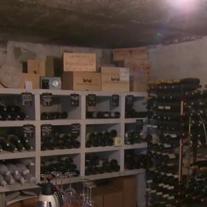 Michel Drucker dévoile des images de la maison de Mimie Mathy située à Vaison-la-Romaine dans l'émission Vivement dimanche le 9 février 2025 sur France 3.