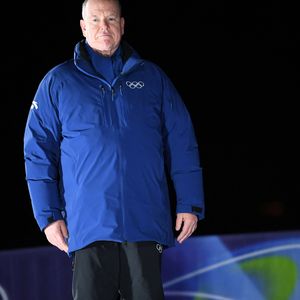 Le prince Albert et la princesse Charlène de Monaco et leurs enfants, le prince Jacques de Monaco et la princesse Gabriella de Monaco assistent à la remise des prix de l'équipe mixte de skeleton lors des jeux olympiques d'hiver de Milan-Cortina 2026 le 15 février
