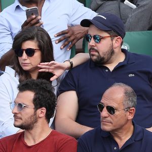 Artus et sa compagne Sarah Nasrallah dans les tribunes des internationaux de tennis de Roland Garros à Paris, France, le 3 juin 2018. © Dominique Jacovides - Cyril Moreau/Bestimage