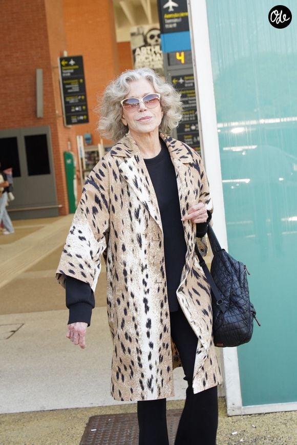 Jane Fonda est restée discrète alors qu’elle était aperçue quittant l’aéroport de Venise, le 2 septembre 2026. La légendaire actrice avait opté pour une tenue décontractée pour traverser le terminal au moment de son départ de la ville italienne.

Photo de Backgrid USA / Bestimage