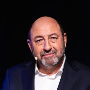 Exclusif - Kad Merad lors de l'enregistrement de l'émission "La chanson secrète N°14", présentée par Nikos Aliagas et diffusée le 26 décembre sur TF1, à Paris le 9 décembre 2025. © Jacovides-Moreau/Bestimage