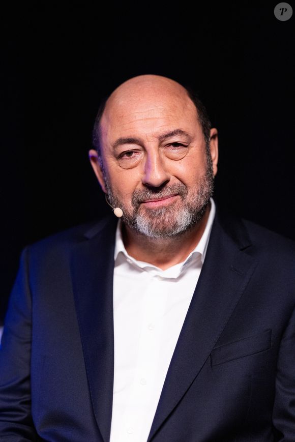 Exclusif - Kad Merad lors de l'enregistrement de l'émission "La chanson secrète N°14", présentée par Nikos Aliagas et diffusée le 26 décembre sur TF1, à Paris le 9 décembre 2025. © Jacovides-Moreau/Bestimage