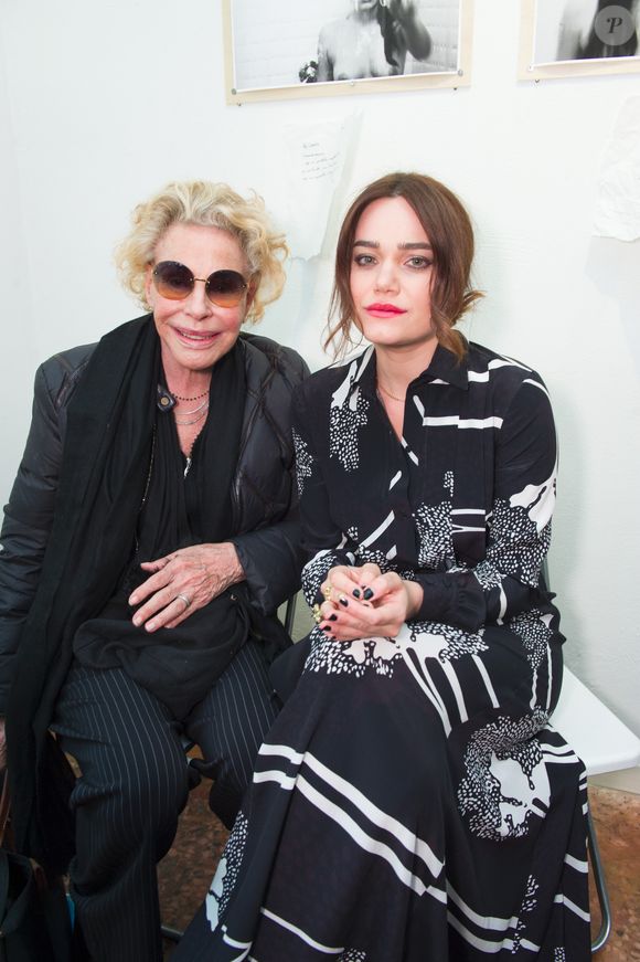 Ornella Vanoni, Romina Carrisi-Power lors du vernissage de l'exposition "Romina Carrisi Power JR Exhibition" à Milan, le 3 mai 2017.