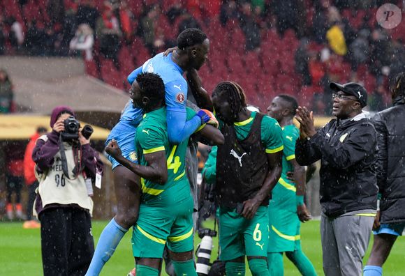 Les joueurs du Sénégal célèbrent leur victoire après avoir remporté la finale de la Coupe d'Afrique des Nations entre le Sénégal et le Maroc à Rabat, au Maroc, le 18 janvier 2026. (Photo by Aissa/Xinhua/ABACAPRESS.COM
