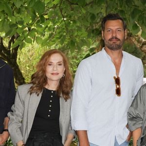 Raphaël Personnaz, Isabelle Huppert, Laurent Lafitte et Marina Foïs au photocall du film "La Femme la plus riche du monde" lors de la 18ème édition du Festival du Film Francophone de Angoulême (FFA), France, le 26 août 2025.

© Coadic Guirec/Bestimage
