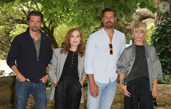 Raphaël Personnaz, Isabelle Huppert, Laurent Lafitte et Marina Foïs au photocall du film "La Femme la plus riche du monde" lors de la 18ème édition du Festival du Film Francophone de Angoulême (FFA), France, le 26 août 2025.

© Coadic Guirec/Bestimage