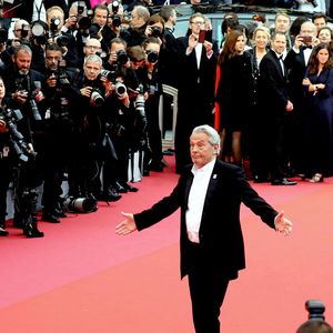 Alain Delon (avec un badge Paris Match d'une ancienne couverture du magazine titrant "Alain Delon, mes deux amours, Rosalie et Anouchka) - Montée des marches du film "A Hidden Life" lors du 72ème Festival International du Film de Cannes. Le 19 mai 2019
© Jacovides-Moreau / Bestimage