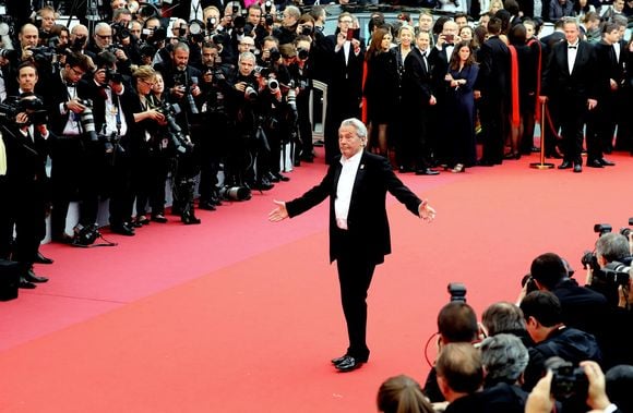 Alain Delon (avec un badge Paris Match d'une ancienne couverture du magazine titrant "Alain Delon, mes deux amours, Rosalie et Anouchka) - Montée des marches du film "A Hidden Life" lors du 72ème Festival International du Film de Cannes. Le 19 mai 2019
© Jacovides-Moreau / Bestimage
