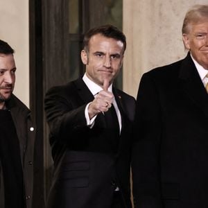 Le président français Emmanuel Macron recoit le président américain élu Donald Trump et le président ukrainien Volodymyr Zelenskiy au palais de l'Élysée après une réunion trilatérale dans le cadre des cérémonies de réouverture de la cathédrale Notre-Dame de Paris, cinq ans et demi après l'incendie, à Paris, France, le 7 décembre 2024. © Stéphane Lemouton/Bestimage