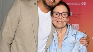 Kev Adams revient à Juan-les-Pins pour un show du tonnerre… sa grand-mère devient la star de son festival d'humour devant des icônes du stand-up !