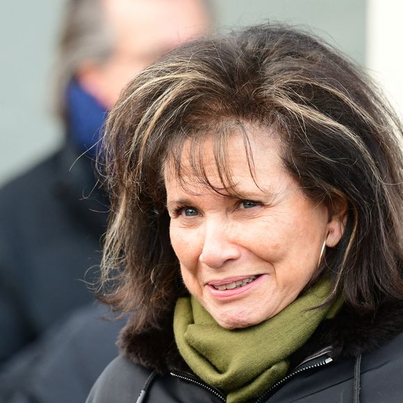 Anne Sinclair - Obsèques de J-F.Kahn dans la salle polyvalente de Mussy-sur-Seine, le 29 janvier 2025. Après cet hommage civil en présence de ses proches et notamment du Premier ministre F.Bayrou, le journaliste, décédé le 22 janvier 2025 à 86 ans, sera inhumé dans le cimetière communal dans la plus stricte intimité.
© Romain Doucelin / Bestimage