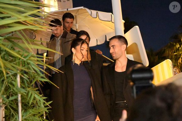 Antoine Dupont et l ex Miss France Iris Mittenaere au photocall du Grand Dîner en toute intimité avec Dadju sur la plage de l'hôtel Carlton en marge du 78ème Festival International du Film de Cannes, France, le 17 mai 2025. © Lionel Urman/Bestimage