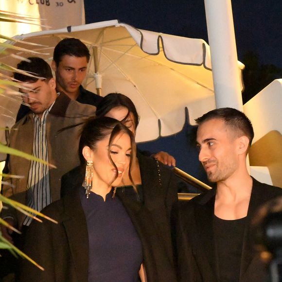 Antoine Dupont et l ex Miss France Iris Mittenaere au photocall du Grand Dîner en toute intimité avec Dadju sur la plage de l'hôtel Carlton en marge du 78ème Festival International du Film de Cannes, France, le 17 mai 2025. © Lionel Urman/Bestimage