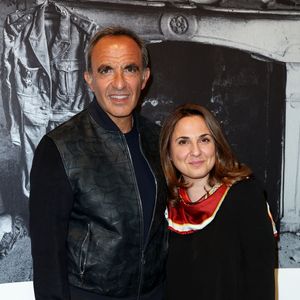 Nikos Aliagas et sa soeur Maria - Vernissage de l'exposition "Les grands âges", photographies de Nikos Aliagas au musée de l'Homme à Paris le 7 avril 2026. © Dominique Jacovides/Bestimage