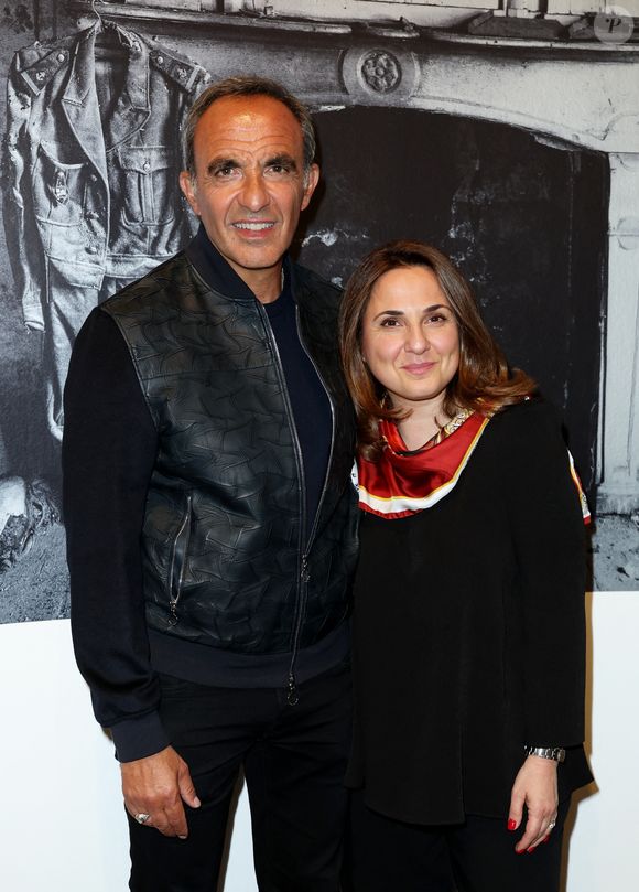 Nikos Aliagas et sa soeur Maria - Vernissage de l'exposition "Les grands âges", photographies de Nikos Aliagas au musée de l'Homme à Paris le 7 avril 2026. © Dominique Jacovides/Bestimage