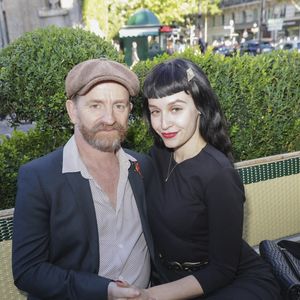 Et d'avouer : "A l'époque, comme dans les comédies romantiques, j'étais à un moment de mon existence où je me disais que je n'étais pas doué pour la vie en couple".

Mathias Malzieu et sa compagne Daria Nelson lors de la soirée de l'été littéraire et musical aux Deux Magots à Paris le 27 juin 2022.

© Jack Tribeca / Bestimage