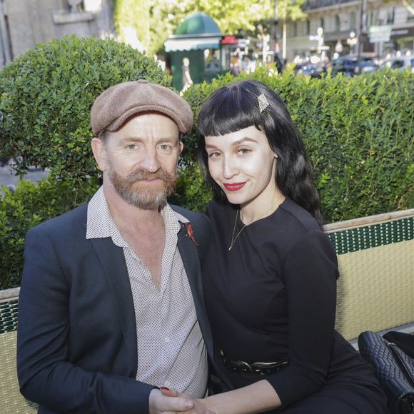 Et d'avouer : "A l'époque, comme dans les comédies romantiques, j'étais à un moment de mon existence où je me disais que je n'étais pas doué pour la vie en couple".

Mathias Malzieu et sa compagne Daria Nelson lors de la soirée de l'été littéraire et musical aux Deux Magots à Paris le 27 juin 2022.

© Jack Tribeca / Bestimage