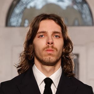 Son fils aîné, Marlowe, était absent, occupé par sa carrière en cuisine.

Marlowe Jack Tiger Mitchell, le fils de Lou Doillon, défile pour Fursac Mode Masculine prêt-à-porter Automne/Hiver 2025-2026 lors de la fashion week à Paris le 24 janvier 2025. Photo par Agence / Bestimage