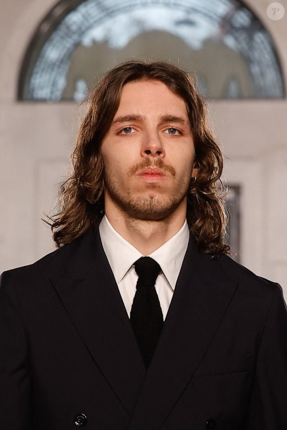 Son fils aîné, Marlowe, était absent, occupé par sa carrière en cuisine.

Marlowe Jack Tiger Mitchell, le fils de Lou Doillon, défile pour Fursac Mode Masculine prêt-à-porter Automne/Hiver 2025-2026 lors de la fashion week à Paris le 24 janvier 2025. Photo par Agence / Bestimage