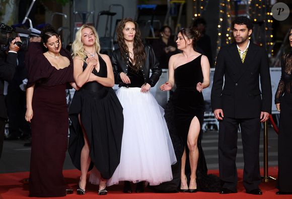 Sonia Faïdi, Kim Higelin (Bijoux Tasaki), Marion Le Corroler, Mara Taquin, Sami Outalbali - Montée des marches du film " Sanguine " lors du 79ème Festival International du Film de Cannes, le 14 mai 2026. © Jacovides-Moreau / Bestimage