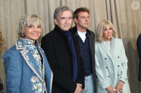 Hélène Arnault, Bernard Arnault, Jonathan Anderson (Dir. Artistique) et Brigitte Macron posent à la suite du Défilé de Mode Christian Dior, Collection Haute Couture Printemps/Été 2026, dans le cadre de la Fashion Week de Paris, France, le 26 Janvier 2026.

© Bertrand Rindoff / Bestimage