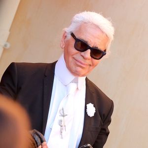 Karl Lagerfeld chez Senequier - Karl Lagerfeld se promène dans les rues de Saint Tropez le 31 juillet 2013. Photo par JACOVIDES-MOREAU / BESTIMAGE