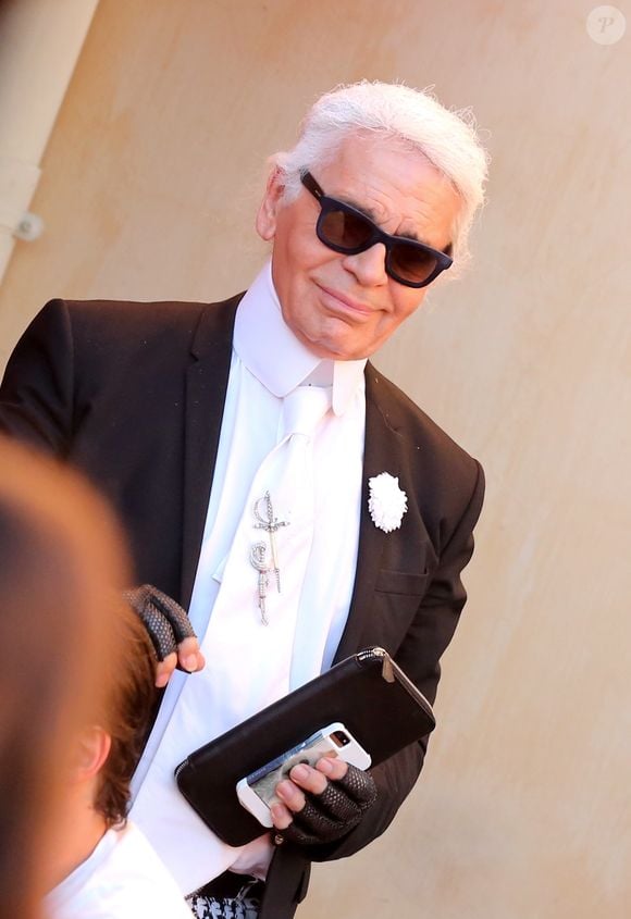 Karl Lagerfeld chez Senequier - Karl Lagerfeld se promène dans les rues de Saint Tropez le 31 juillet 2013. Photo par JACOVIDES-MOREAU / BESTIMAGE