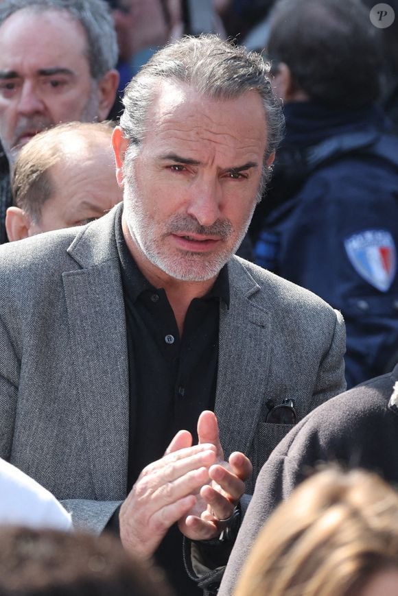 L'acteur oscarisé a posé ses couverts au Vieux Saint-Martin, à Bruxelles.
Bruno Solo, Jean Dujardin - Sorties des obsèques de Bruno Salomone en l'église Sainte-Anne de Polangis de Joinville-le-Pont (Val-de-Marne) le 23 mars 2026. © Cyril Moreau - Dominique Jacovides / Bestimage