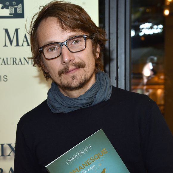 Lorànt Deutsch présente son nouveau livre "Romanesque" dans le cadre du Lundi Des Ecrivains au café Les Deux Magots à Paris le 18 décembre 2019. © Giancarlo Gorassini/Bestimage