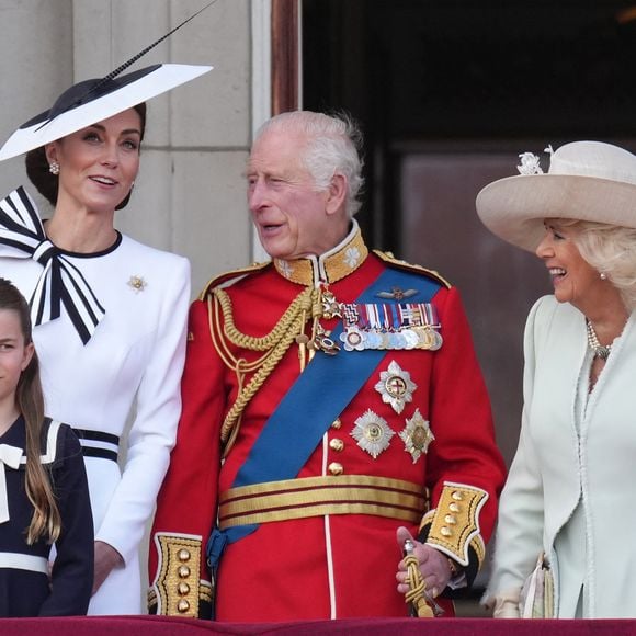 Si l'épouse du prince William a terminé son traitement et peut apparaître pour la venue de l'émir du Qatar avec la famille royale,

La princesse Charlotte, Catherine Kate Middleton, princesse de Galles, le roi Charles III d'Angleterre et la reine consort Camilla - Les membres de la famille royale britannique au balcon du Palais de Buckingham lors de la parade militaire "Trooping the Colour" à Londres le 15 juin 2024

© Julien Burton / Bestimage