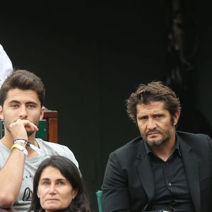 Bixente Lizarazu et son fils Tximista dans les tribunes lors des internationaux de France de Roland-Garros à Paris, le 2 juin 2017.
© Dominique Jacovides-Cyril Moreau/Bestimage