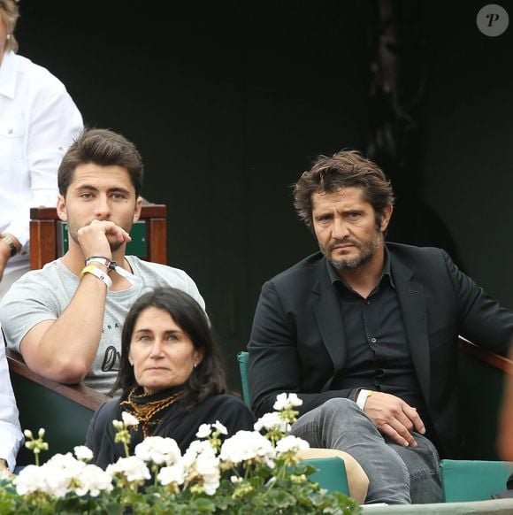 Bixente Lizarazu et son fils Tximista dans les tribunes lors des internationaux de France de Roland-Garros à Paris, le 2 juin 2017.
© Dominique Jacovides-Cyril Moreau/Bestimage