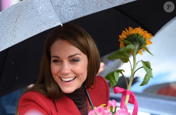 Catherine (Kate) Middleton, princesse de Galles, éclate de rire à la sortie du marché de Pontypridd, accompagnée du prince William, prince de Galles, le 26 février 2025. 
GOFF INF / BESTIMAGE