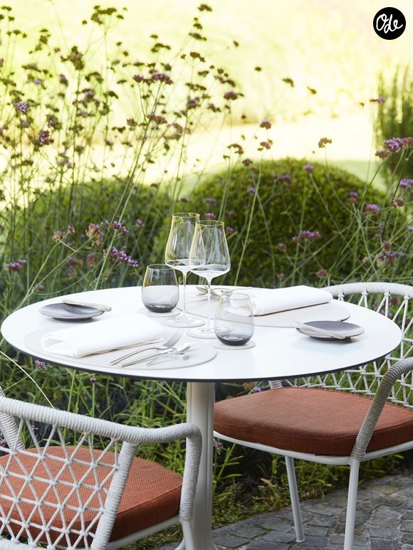 Le couple explique vouloir retrouver un meilleur équilibre familial après des années marquées par les longues journées, les soirées et les week-ends consacrés au restaurant.

Le restaurant doublement étoilé "La Table de Maxime" ferme ses portes.
