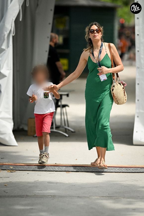 Exclusif - Vanille Clerc et son fils Léon au Longines Paris Eiffel Jumping au pied de la Tour Eiffel à Paris, le 21 juin 2025. 

© Perusseau-Veeren/Bestimage