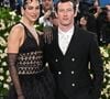 Comme en témoignent les somptueux portraits postés par la chanteuse elle-même sur Instagram et capturés sur le balcon d'un palazzo d'époque, le couple s'est offert un décor digne d'un film

Dua Lipa and Callum Turner at the 2025 Costume Institute Benefit Gala celebrating the opening of the Exhibition "Superfine: Tailoring Black Style" held on May 5, 2025 at The Metropolitan Museum of Art in New York City.