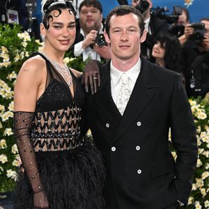 Comme en témoignent les somptueux portraits postés par la chanteuse elle-même sur Instagram et capturés sur le balcon d'un palazzo d'époque, le couple s'est offert un décor digne d'un film

Dua Lipa and Callum Turner at the 2025 Costume Institute Benefit Gala celebrating the opening of the Exhibition "Superfine: Tailoring Black Style" held on May 5, 2025 at The Metropolitan Museum of Art in New York City.