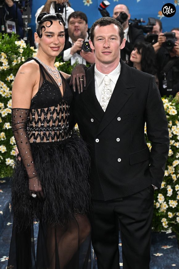 Comme en témoignent les somptueux portraits postés par la chanteuse elle-même sur Instagram et capturés sur le balcon d'un palazzo d'époque, le couple s'est offert un décor digne d'un film

Dua Lipa and Callum Turner at the 2025 Costume Institute Benefit Gala celebrating the opening of the Exhibition "Superfine: Tailoring Black Style" held on May 5, 2025 at The Metropolitan Museum of Art in New York City.
