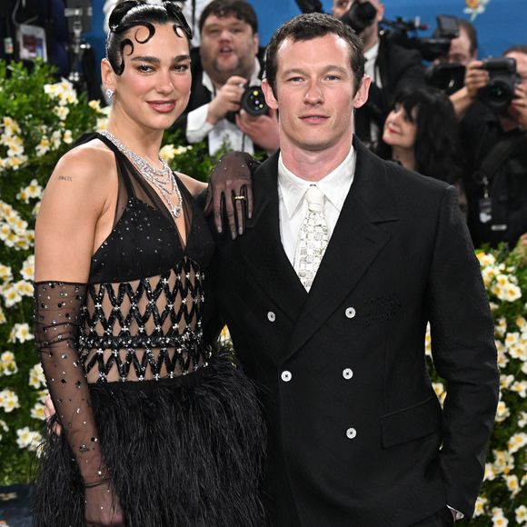 Comme en témoignent les somptueux portraits postés par la chanteuse elle-même sur Instagram et capturés sur le balcon d'un palazzo d'époque, le couple s'est offert un décor digne d'un film

Dua Lipa and Callum Turner at the 2025 Costume Institute Benefit Gala celebrating the opening of the Exhibition "Superfine: Tailoring Black Style" held on May 5, 2025 at The Metropolitan Museum of Art in New York City.