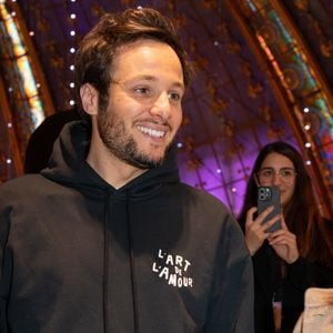 Le chanteur Vianney assiste à l'inauguration des décorations de Noël 'Le 130e Noel des Galeries Lafayette', le 14 novembre 2024 à Paris, France. Photo par Mireille Ampilhac/ABACAPRESS.COM