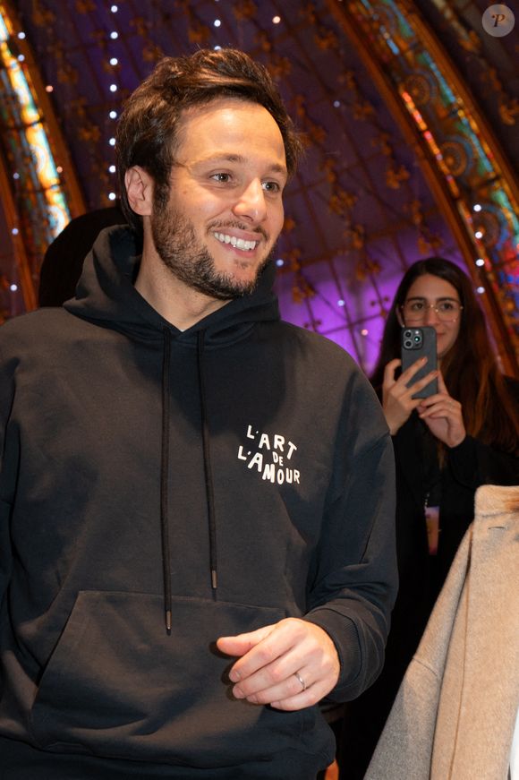 Le chanteur Vianney assiste à l'inauguration des décorations de Noël 'Le 130e Noel des Galeries Lafayette', le 14 novembre 2024 à Paris, France. Photo par Mireille Ampilhac/ABACAPRESS.COM