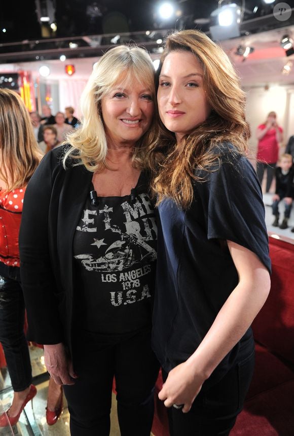 Charlotte de Turckheim et sa fille Julia Piaton lors de l'enregistrement de l'émission "Vivement dimanche". © Guillaume Gaffiot /Bestimage