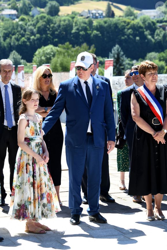 Le prince Albert II de Monaco, la princesse Charlène de Monaco, le prince Jacques de Monaco, marquis des Baux, et la princesse Gabriella de Monaco, comtesse de Carladès, ont été accueillis à Vic-sur-Cère, dans le Cantal, en France, le 9 juillet 2025. © Bruno Bebert/Bestimage