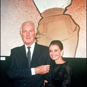 Les créations d'Hubert de Givenchy ont été popularisées par son égérie Audrey Hepburn

Archives - Le couturier Hubert de Givenchy et Audrey Hepburn en 1991.