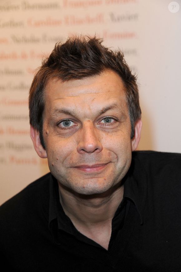 Laurent Mariotte signant des exemplaires de son livre lors du Salon du Livre de Paris qui s'est tenu au Parc des Expositions, Porte de Versailles à Paris, France, le 19 mars 2011. Photo par Nicolas Briquet/ABACAPRESS.COM
