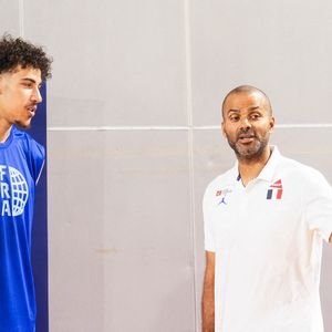 Nathan SOLIMAN, de l'équipe de France U17, et Tony PARKER, sélectionneur de l'équipe de France U17, lors de la conférence de presse à l'INSEP le 23 juin 2026 à Vincennes, en France. Photo : Emilian Baldow/Icon Sport/ABACAPRESS.COM